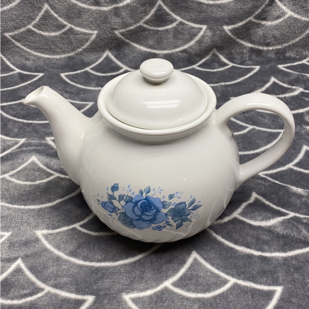 Beautiful vintage corelle by Corning blue velvet rose teapot